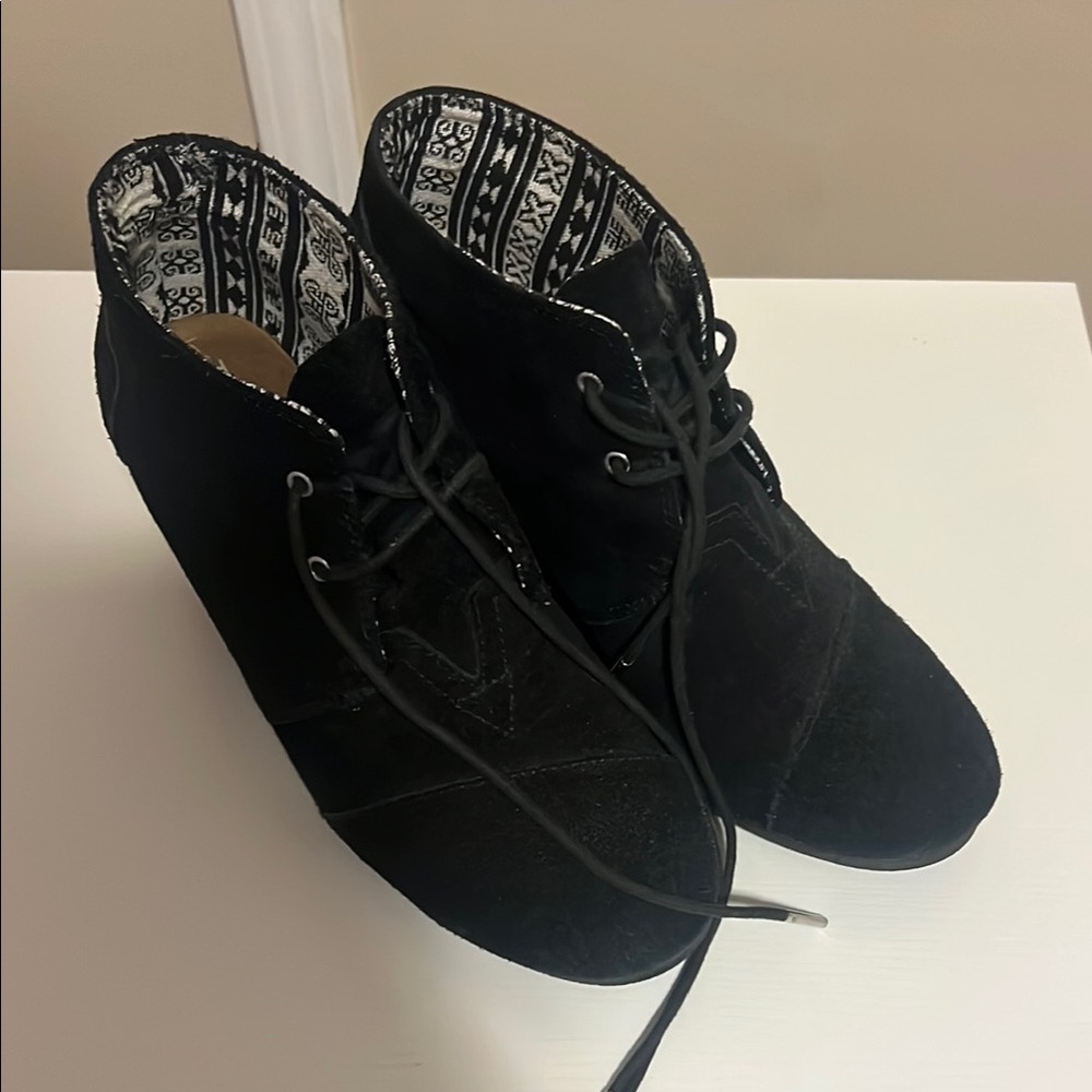 Toms Black Lace Up Boots with Classic Design